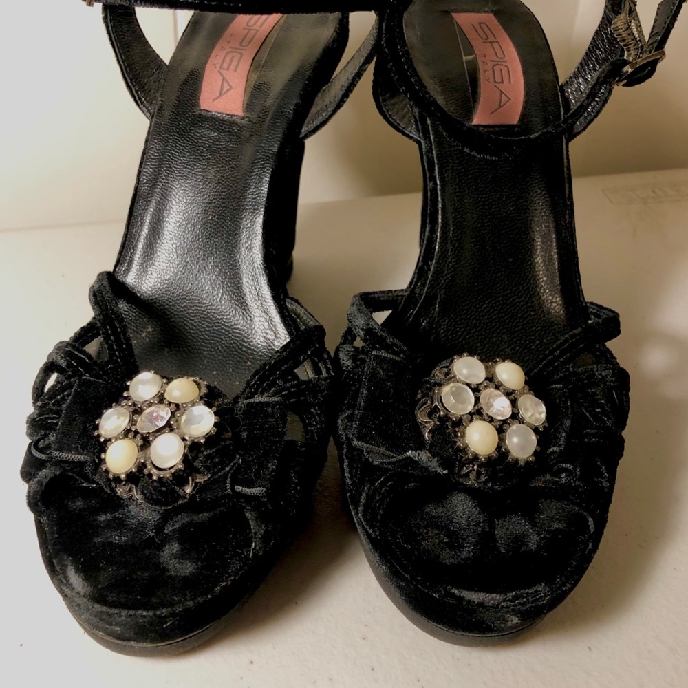 Lovely Vintage Spiga Italy thin wedge & velvet